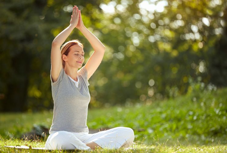 Yoga für die innere Balance in der Natur der Bergwelt